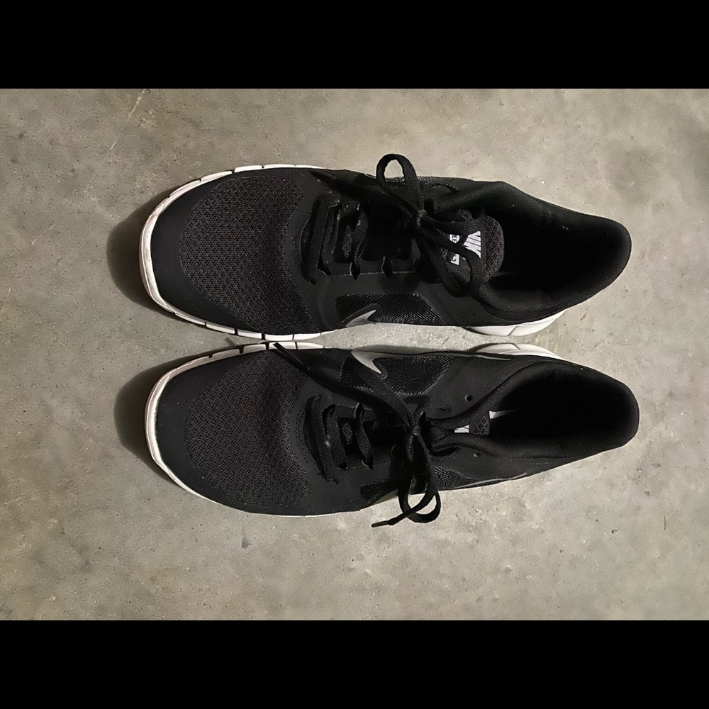 Nike black & white tennis shoe. Like new